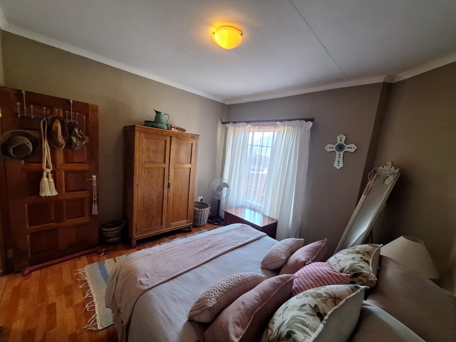 6 Bedroom Property for Sale in Olifantsnek North West